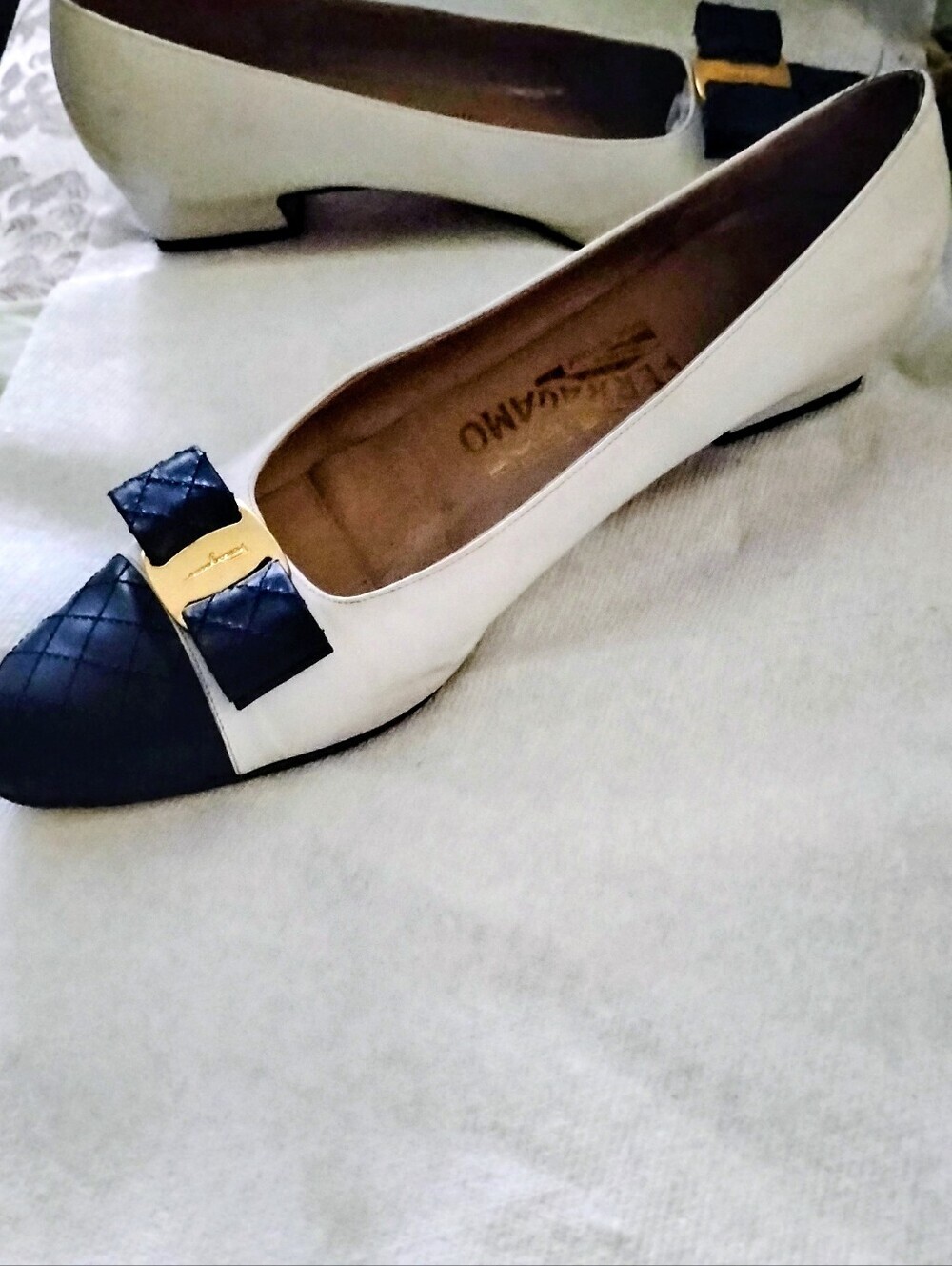 Salvatore Ferragamo Ivory & Navy Quilted Siganature Plate Vara Bow Low Pumps 9AA - Picture 5 of 10